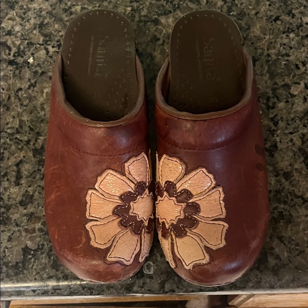 Sanita Brown Leather Clogs with Floral Design 36 (sz 6)